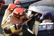 [경기티비종합뉴스] 용인소방서길영관 서장, 교통사고 대응역량 강화를 위한 폐차 활용 인명구조 훈련 실시