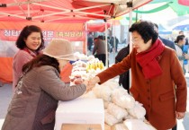 [경기티비종합뉴스] 김경희 이천시장, 설 명절 앞두고 장호원전통시장 방문…상인 격려 및 민생 현장 점검