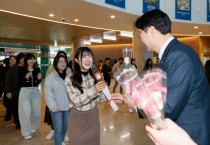 [경기티비종합뉴스] 정명근 화성특례시장, 여성의날 맞아 빵과 장미 선물… “여성들에게 필요한 정책 적극 발굴하겠다”