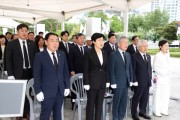 [경기티비종합뉴스] 수원특례시의회 이재식 의장,  제80주년 광복절 기념 현충탑 참배