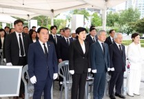 [경기티비종합뉴스] 수원특례시의회 이재식 의장,  제80주년 광복절 기념 현충탑 참배