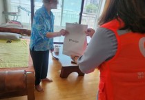 [경기티비종합뉴스] 용인시자원봉사센터 권오성 센터장, 여름철 폭염 대비 ‘온기나눔키트’전달