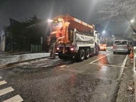 [경기티비종합뉴스] 수원특례시, 블랙아이스 대비해 도로에 제설제 살포