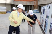 [경기티비종합뉴스] 수원특례시 현근택 제2부시장, 폭염·태풍 대비 관내 공사 현장 점검