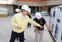 [경기티비종합뉴스] 수원특례시 현근택 제2부시장, 폭염·태풍 대비 관내 공사 현장 점검