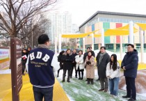 [경기티비종합뉴스] 경기도의회 더불어민주당 최종현 대표의원,  효동초 상상형 학교놀이터 조성 현장 방문