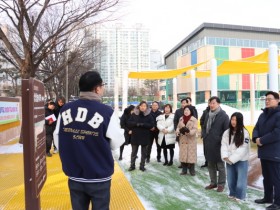 [경기티비종합뉴스] 경기도의회 더불어민주당 최종현 대표의원,  효동초 상상형 학교놀이터 조성 현장 방문