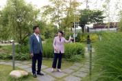 [경기티비종합뉴스] 오산시의회 성길용 의장, 안양시의회 최병일 의장 오산천·맑음터공원 함께 둘러봐