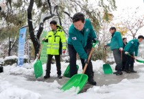 [용인티비종합뉴스] 이상일 용인특례시장, 직접 눈삽 들고 1시간 40분 동안 시 공직자들과 함께 인도 제설