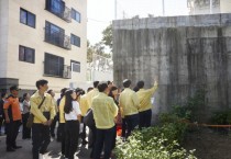 [경기티비종합뉴스] 경기도 김동연지사, 수원 옹벽 붕괴 우려 주택 현장 찾아  “만사 불여튼튼, 우리 아이들 다칠 수 있다는 경각심으로” 신속 안전진단 및 투명한 결과 공개 지시