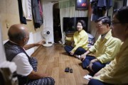 [경기티비종합뉴스] 추미애 경기도지사, 뚝방촌 폭염 취약계층 찾아 주거환경 점검 “기후위기는 취약계층에게 더 큰 피해. 추가 지원책 찾아보겠다”