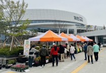 [경기티비종합뉴스] 용인특례시, 처인휴게소 로컬푸드 직거래장터 ‘성황’