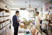 [경기티비종합뉴스] 김동연 경기도지사, 수원 지역서점서 민생회복 소비쿠폰 사용… “소비쿠폰도 쓰고 책도 사고, 두 배로 기뻐”