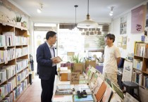 [경기티비종합뉴스] 김동연 경기도지사, 수원 지역서점서 민생회복 소비쿠폰 사용… “소비쿠폰도 쓰고 책도 사고, 두 배로 기뻐”