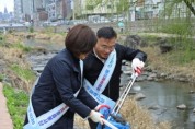 [경기티비종합뉴스] 수원시 팔달구 매교동, 「우리동네 새빛 새단장」수원천 대청소 실시