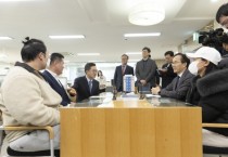 [경기티비종합뉴스] 김동연, 설렁탕집 기자회견 이어 치킨·생선구이집 사장님 금융민원 상담