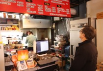 [경기티비종합뉴스] 수원시내 소상공인 깜짝 방문한 김동연,  “소상공인·자영업자 도우려고 애 많이 쓰고 있다. 기운 내시라”