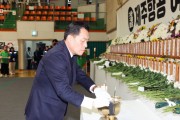[경기티비종합뉴스] 이재준 수원시장, 무안종합스포츠파크 실내 체육관 합동분향소 찾아 항공참사 희생자 추모