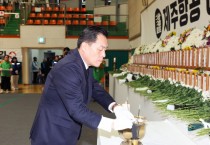 [경기티비종합뉴스] 이재준 수원시장, 무안종합스포츠파크 실내 체육관 합동분향소 찾아 항공참사 희생자 추모