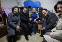 [경기티비종합뉴스] 경기도. 김동연 지사, 23일 오후 안양시에서 독거노인 '사랑의 도시락 배달'새 창으로 메일 보기