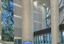 [경기티비종합뉴스] 경기주택도시공사 이종선 GH 사장 직무대행 “로봇친화 공기업 도약”… 안내로봇 ‘지하니·로기’ 광교사옥에 배치